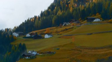 pikoresk alp manzarası, çiftlik evleri ve dağlar, Dolomitler, İtalya 