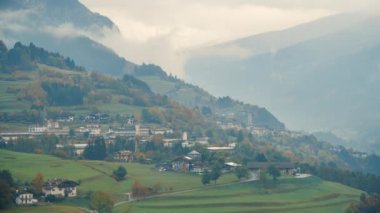 pikoresk alp manzarası, sisli dağlar, Dolomitler, İtalya 