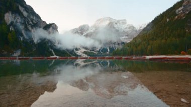 pikoresk alp manzarası, göl ve dağlar, Dolomitler, İtalya 
