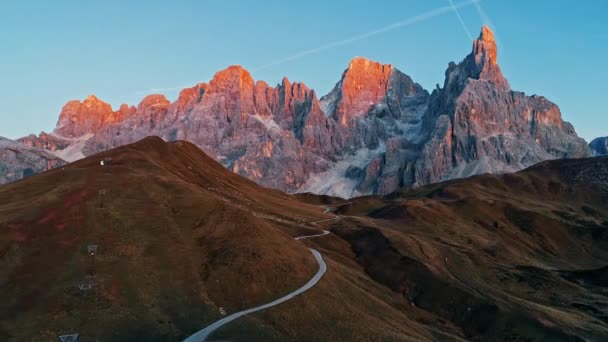 Vista Aérea Atardecer Del Pintoresco Paisaje Rocoso Dolomitas Italia — Vídeos de Stock