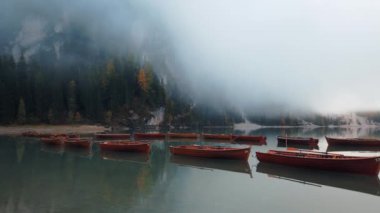 pikoresk alp manzarası, göl ve dağlar, Dolomitler, İtalya 