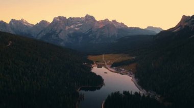 Gün batımı manzaralı göl ve dağlar, Dolomitler, İtalya 