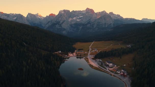 Zonsondergang Uitzicht Meer Bergen Dolomieten Italië — Stockvideo