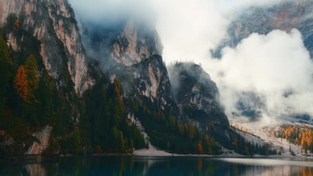 Pittoresco Paesaggio Alpino Lago Nebbioso Montagne Dolomiti Italia — Video Stock