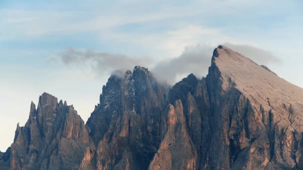 Живописный Альпийский Пейзаж Туманные Горы Доломиты Италия — стоковое видео