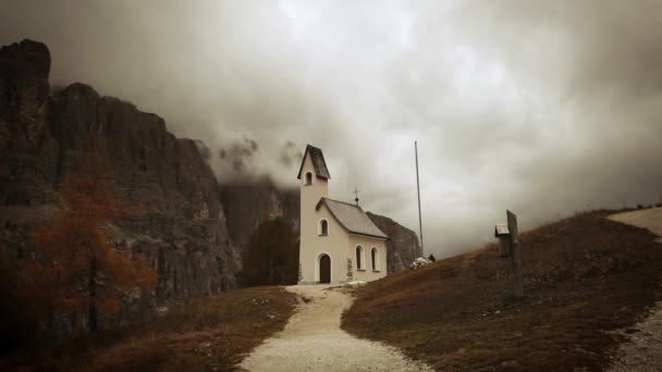 Malerische Kirchenlandschaft Alpental Dolomiten Österreich — Stockvideo