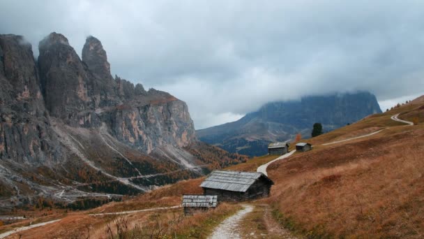 Pintoresco Paisaje Alpino Casa Campo Montañas Dolomitas Italia — Vídeos de Stock