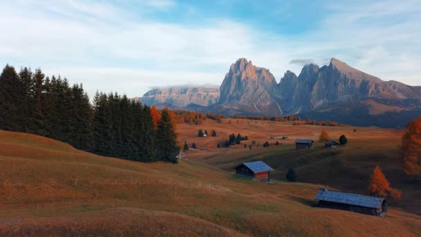 Pitoresca Paisagem Alpina Casa Fazenda Montanhas Dolomitas Itália — Vídeo de Stock