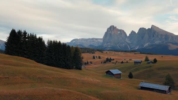 Pittoresk Alpenlandschap Boerderij Bergen Dolomieten Italië — Stockvideo