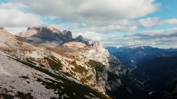 絵のように美しい岩の風景の空中ビュー ドロミテ イタリア — ストック動画