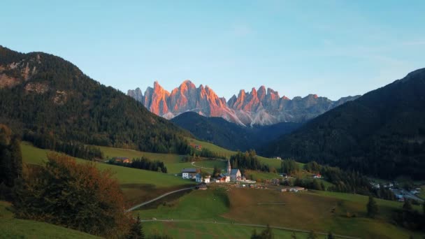 Pittoreska Alpina Landskap Bondgård Och Berg Dolomiter Italien — Stockvideo