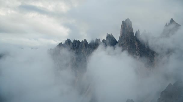 Pohled Mlhavou Skalnatou Krajinu Dolomity Itálie — Stock video