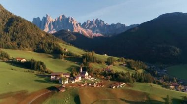 Alp Vadisi 'ndeki kilise manzarası, Dolomitler, Avusturya 
