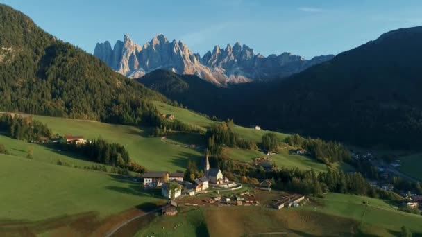 Vista Aérea Iglesia Valle Alpino Dolomitas Austria — Vídeos de Stock