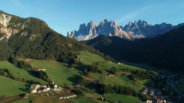 Vista Aérea Iglesia Valle Alpino Dolomitas Austria — Vídeos de Stock