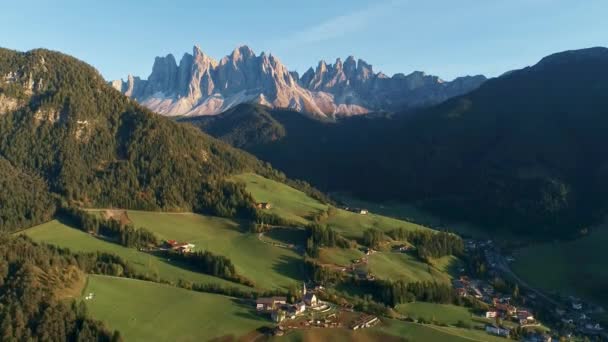 Vanuit Lucht Uitzicht Kerk Het Alpendal Dolomieten Oostenrijk — Stockvideo