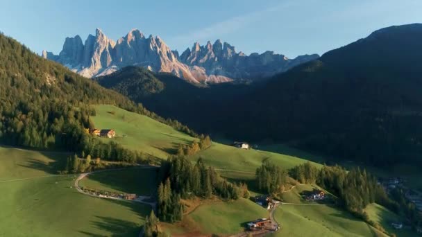 Vista Aérea Iglesia Valle Alpino Dolomitas Austria — Vídeos de Stock