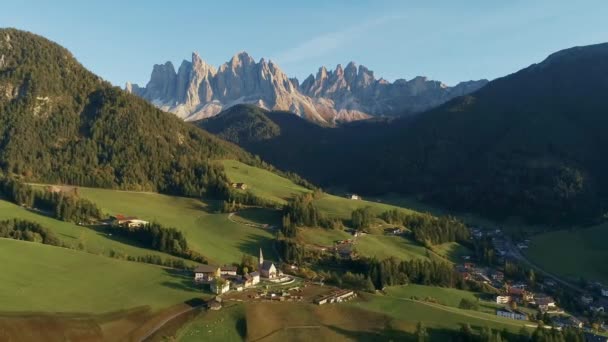 Vista Aérea Iglesia Valle Alpino Dolomitas Austria — Vídeos de Stock