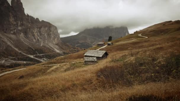 Pitoresca Paisagem Alpina Casa Fazenda Montanhas Dolomitas Itália — Vídeo de Stock