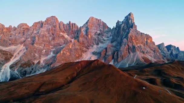 Vista Aérea Atardecer Del Pintoresco Paisaje Rocoso Dolomitas Italia — Vídeos de Stock