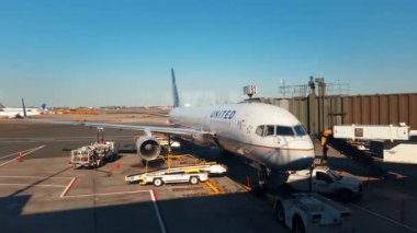 Newark, Nj - 5 Ekim 2011: United Airlines uçağı 5 Ekim 2011 tarihinde Newark, New Jersey 'de havaalanında. United Airlines, Continental ile 2010 yılında dünyanın en büyük havayolu şirketiyle birleşti..