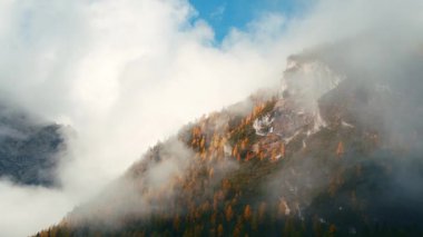 pikoresk alp manzarası, sisli dağlar, Dolomitler, İtalya 