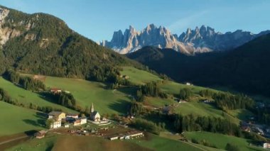 Alp Vadisi 'ndeki kilise manzarası, Dolomitler, Avusturya 