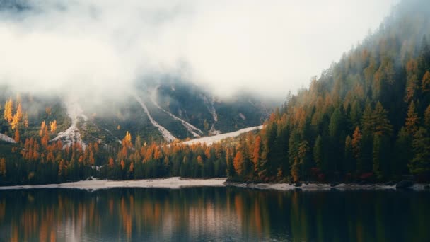 Pittoresco Paesaggio Alpino Lago Nebbioso Montagne Dolomiti Italia — Video Stock