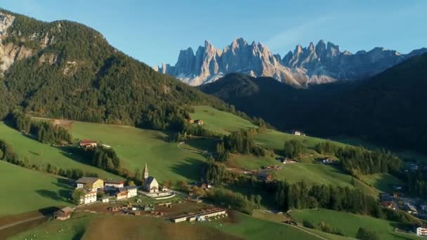 Vista Aérea Igreja Vale Alpino Dolomites Áustria — Vídeo de Stock