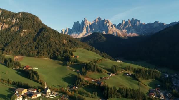 Vista Aérea Iglesia Valle Alpino Dolomitas Austria — Vídeos de Stock