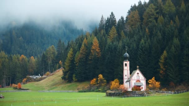 Γραφικό Τοπίο Της Εκκλησίας Στην Κοιλάδα Των Άλπεων Δολομίτες Αυστρία — Αρχείο Βίντεο