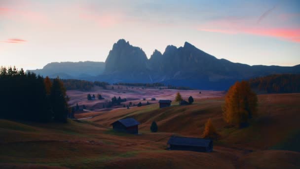 Pitoresca Paisagem Alpina Casa Fazenda Montanhas Dolomitas Itália — Vídeo de Stock