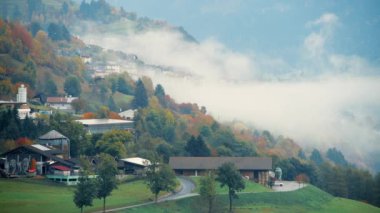 pikoresk alp manzarası, sisli dağlar, Dolomitler, İtalya 