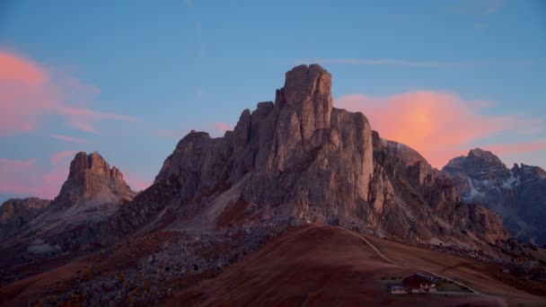 Malerische Alpine Landschaft Neblige Berge Dolomiten Italien — Stockvideo