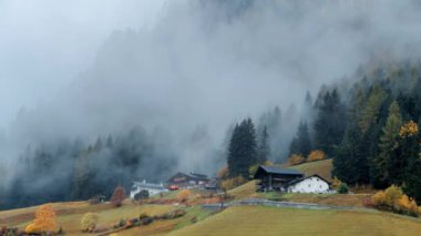 pikoresk alp manzarası, sisli dağlar, Dolomitler, İtalya 