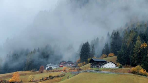 Pintoresco Paisaje Alpino Montañas Brumosas Dolomitas Italia — Vídeo de stock