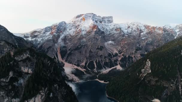 Εναέρια Άποψη Της Λίμνης Και Των Βουνών Δολομίτες Ιταλία — Αρχείο Βίντεο