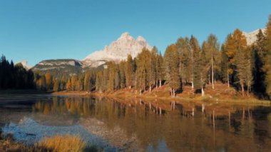 pikoresk alp manzarası, göl ve dağlar, Dolomitler, İtalya 