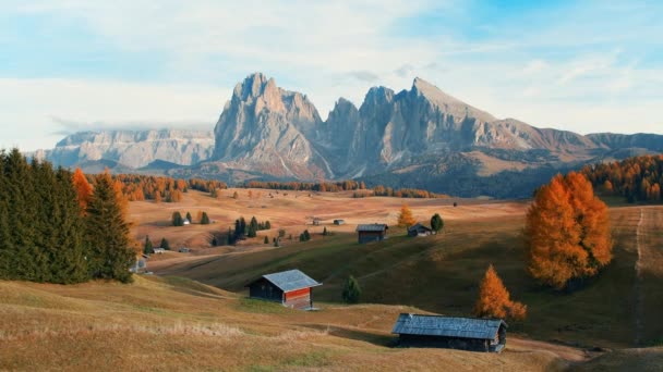 Malowniczy Krajobraz Górski Wiejski Dom Góry Dolomity Włochy — Wideo stockowe