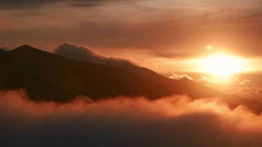 Alp manzarasının gün batımı manzarası, Dolomitler, İtalya 