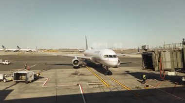 Newark, Nj - 5 Ekim 2011: United Airlines uçağı 5 Ekim 2011 tarihinde Newark, New Jersey 'de havaalanında. United Airlines, Continental ile 2010 yılında dünyanın en büyük havayolu şirketiyle birleşti..