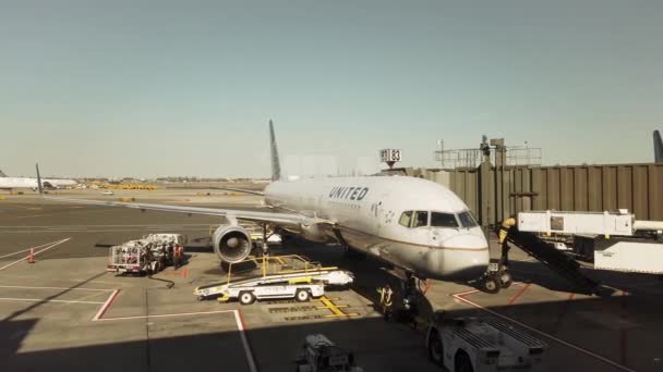 2011年10月5日 ニュージャージー州ニューアーク 2011年10月5日 ニュージャージー州ニューアークの空港でユナイテッド航空の飛行機 ユナイテッド航空は2010年にコンチネンタル航空と合併し 現在世界最大の航空会社となっている — ストック動画