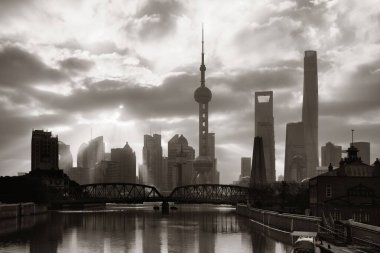 Shanghai sabah güneşli gökyüzü ile 