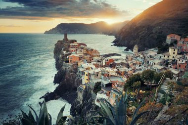 Cinque Terre 'de Vernazza gün batımı