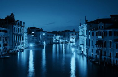 Venedik canal gece