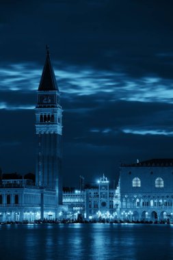 Piazza San Marco su gece Manzaralı