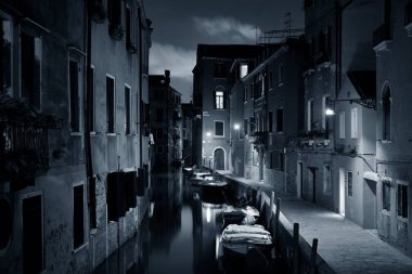 Venedik canal gece