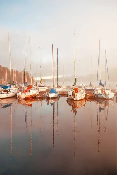 Ochtend mistige meer boot zonsopgang — Stockfoto