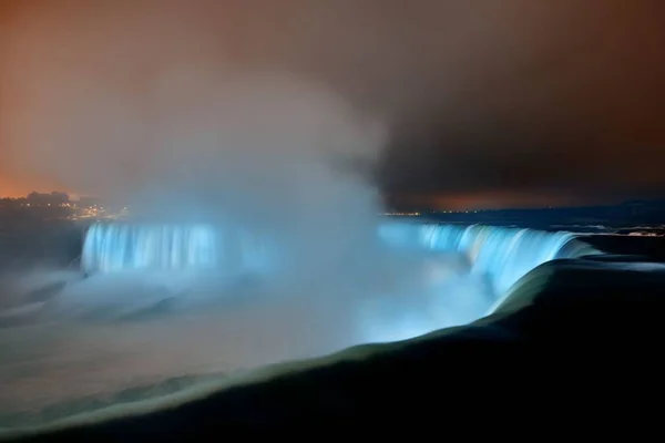 尼亚加拉瀑布在夜间 — 图库照片