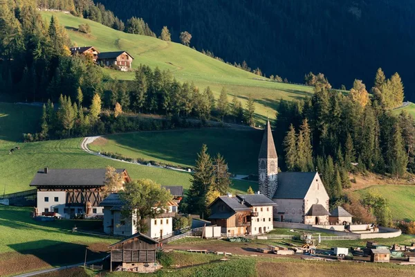Dorfkirche der Dolomiten — Stockfoto